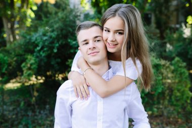 Genç Yetişkin esmer erkek ve kadın parkta