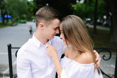 erkek ve kadın parkta bir bankta