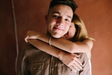 Kız arkadan sarılma adam