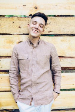 yakışıklı olan ahşap duvar arka plan üzerinde