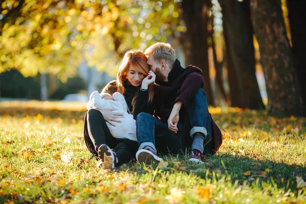 Genç aile ve sonbahar Park yeni doğan oğlu