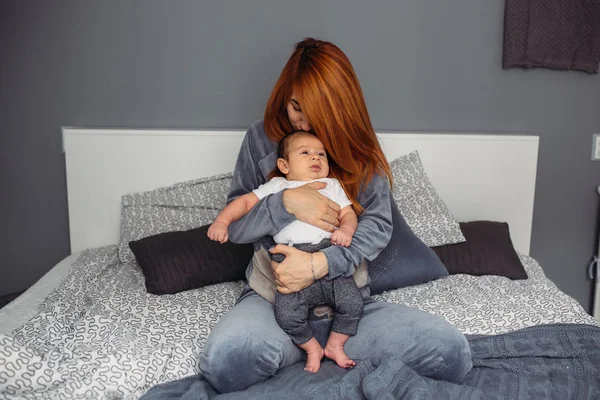 Anne ile bebeği yatak odasında — Stok fotoğraf