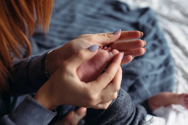 在手中的婴儿脚 — 图库照片