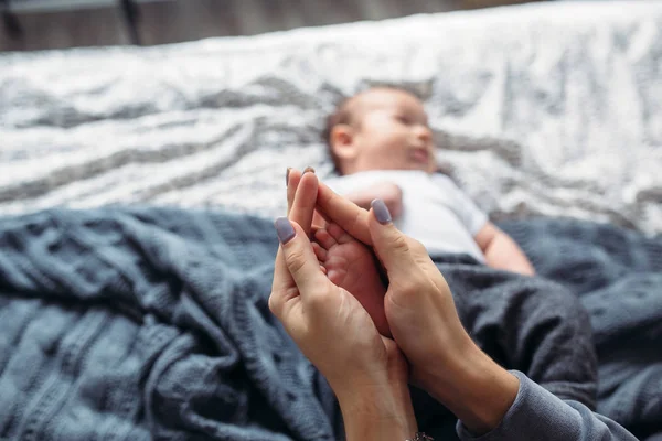 Babys stopy w ręce — Zdjęcie stockowe