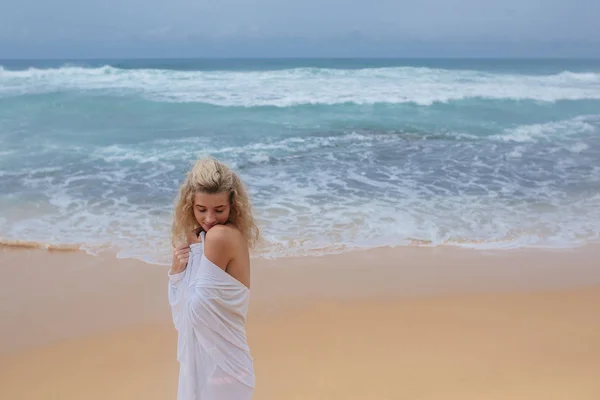 Mulher bonita na praia — Fotografia de Stock