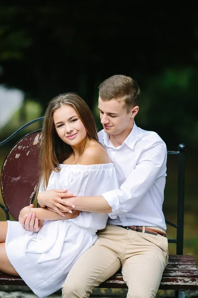 Man and woman on a bench in the park — Stock Photo, Image