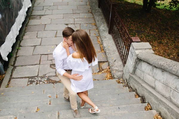 Pareja posando en el parque —  Fotos de Stock