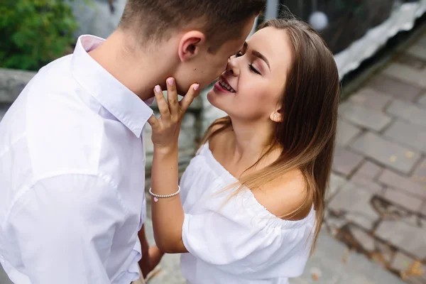 Pareja posando en el parque —  Fotos de Stock