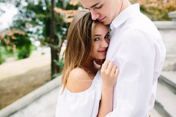 Pareja posando en el parque —  Fotos de Stock