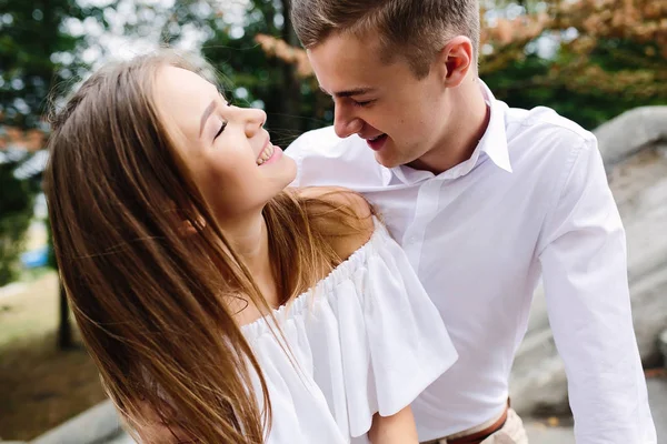 Paar poseren in het park — Stockfoto