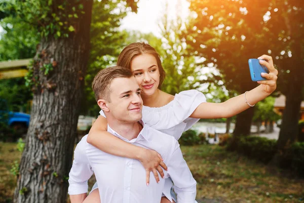 Krásný mladý pár je selfie — Stock fotografie