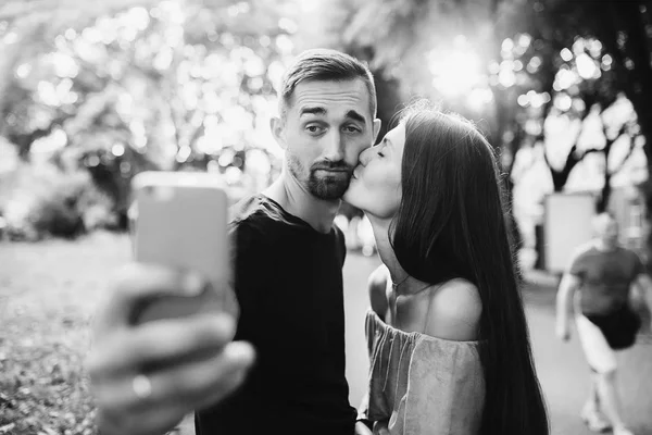 Beautiful young couple makes selfie — Stock Photo, Image