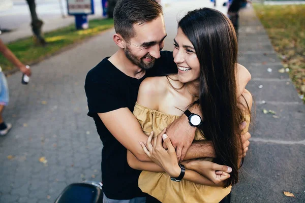 Gyönyörű fiatal pár teszi selfie — Stock Fotó