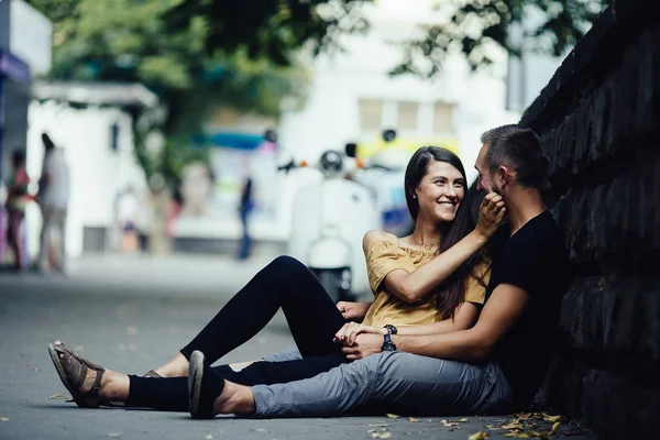 Joven hermosa pareja sentado en el suelo —  Fotos de Stock