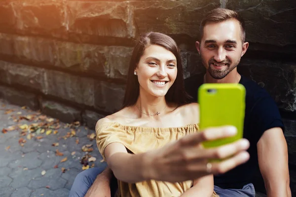 Giovane bella coppia fare selfie — Foto Stock