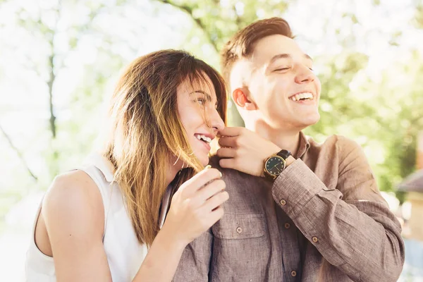 Uomo e donna nel parco — Foto Stock