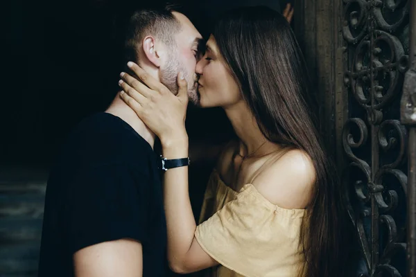 Casal posando na porta — Fotografia de Stock