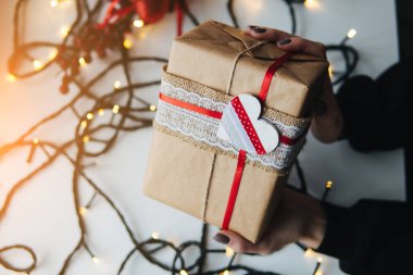 bir Noel hediyesi elinde tutan kız