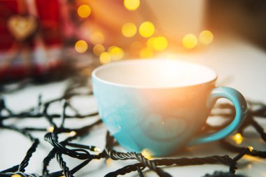 Masanın üzerinde bir fincan kahve.