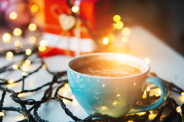 Masanın üzerinde bir fincan kahve.