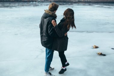 donmuş bir gölün buz üstünde genç güzel Çift