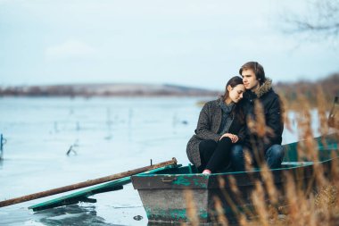 donmuş bir gölün buz üstünde genç güzel Çift