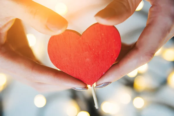 Niña sosteniendo un corazón rojo en las manos — Foto de Stock