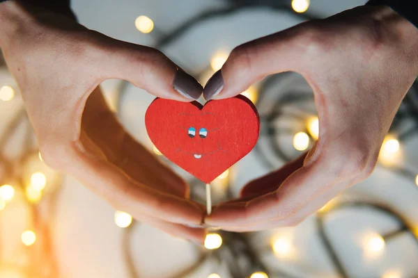 Niña sosteniendo un corazón rojo en las manos — Foto de Stock