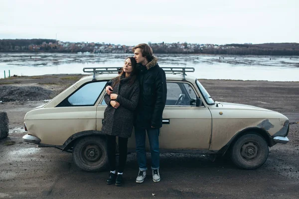 Joven hermosa pareja en el hielo de un lago congelado —  Fotos de Stock