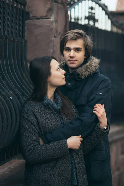 Jovem casal de pé juntos na frente da parede — Fotografia de Stock