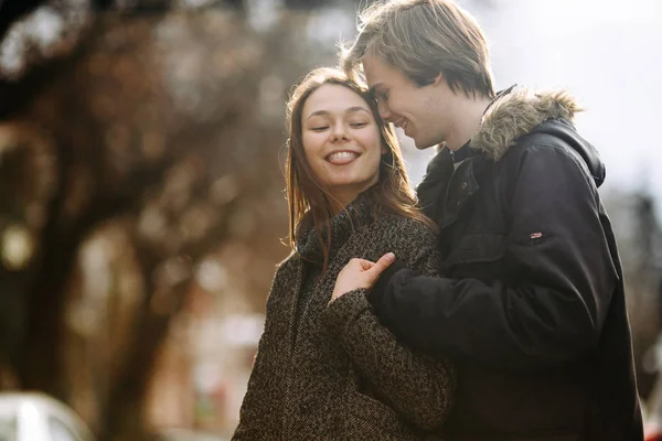 Jeune couple posant pour la caméra — Photo