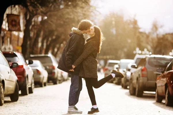 Guy and the girl kissing on city street — Stock Photo, Image