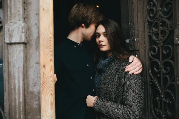 Par poserar i dörröppningen — Stockfoto
