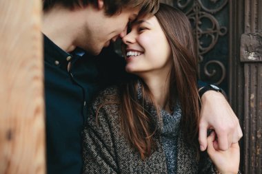 Kapının önünde poz veren çift.