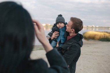 Genç ailenin... ve göl kıyısı yürümek