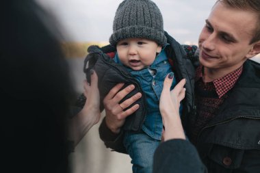 Genç ailenin... ve göl kıyısı yürümek
