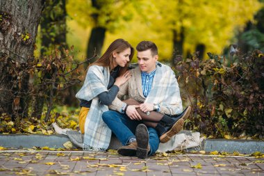 Sonbahar sezonunda parkta genç bir çift