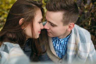 Sonbahar sezonunda parkta genç bir çift