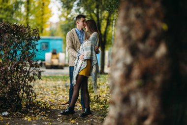 Sonbahar parkında sevimli bir çift