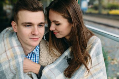 Kaldırımdaki kafede oturan çift.