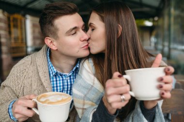 Kaldırımdaki kafede oturan çift.