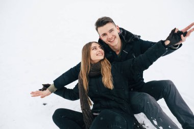 kar üzerinde oturan Çift