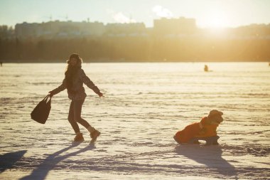 Anne ve kızı kış açık havada
