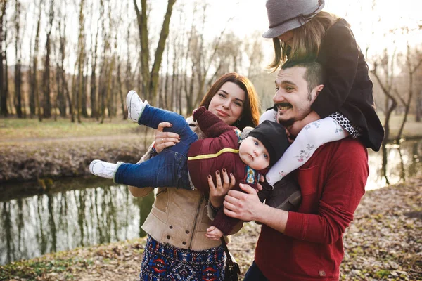 Bonne famille dans le parc d'automne — Photo