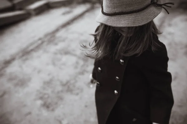 Bambina in cappotto nero e cappello — Foto Stock