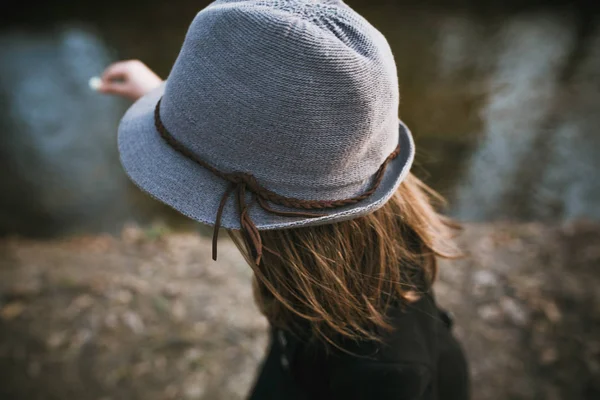 Niña en un abrigo negro y sombrero — Foto de Stock