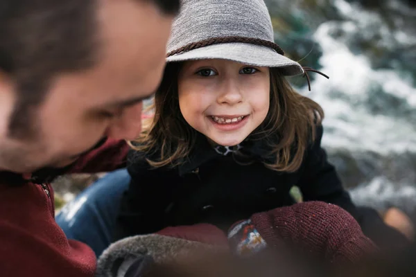 Famiglia felice nel parco autunnale — Foto Stock