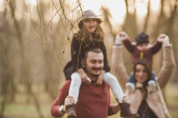 Bonne famille dans le parc d'automne — Photo