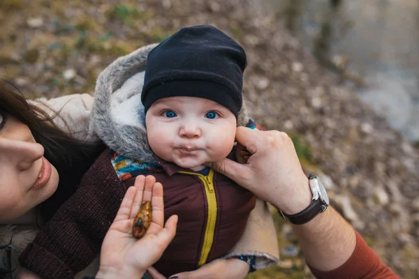 Madre e figlio nel parco autunnale — Foto Stock