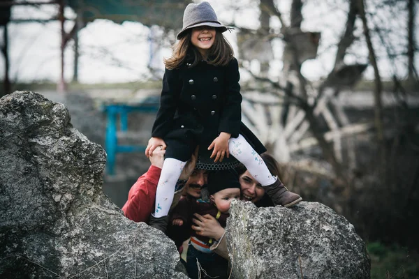 Família feliz no parque de outono — Fotografia de Stock